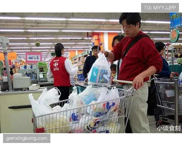 仲满拎着塑料袋买菜，手腕上的表能当房子首付