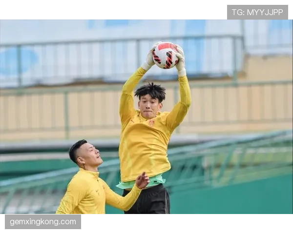 刷到颜骏凌逛珠宝店的视频，旁边买菜大妈的表情直接笑死我